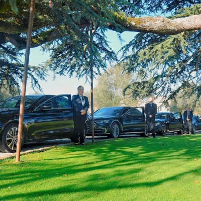 Limousines de luxe avec chauffeurs en attente au chateau Pape Clément à Pessac, service VIP